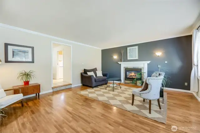 Main Living Room w/gas fireplace