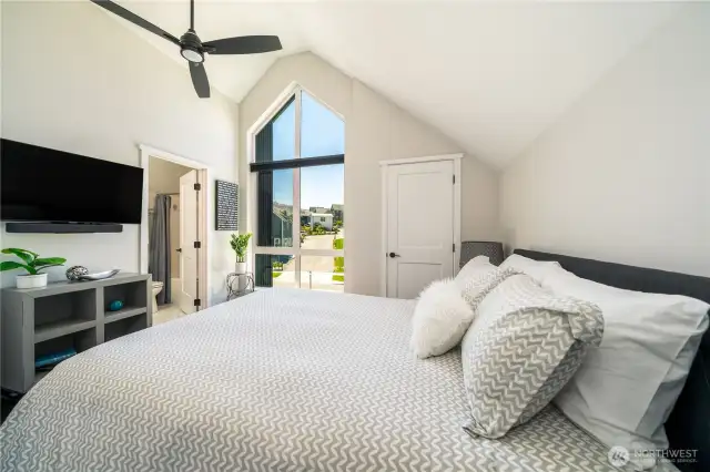 Guest bedroom has its own en-suite bath.