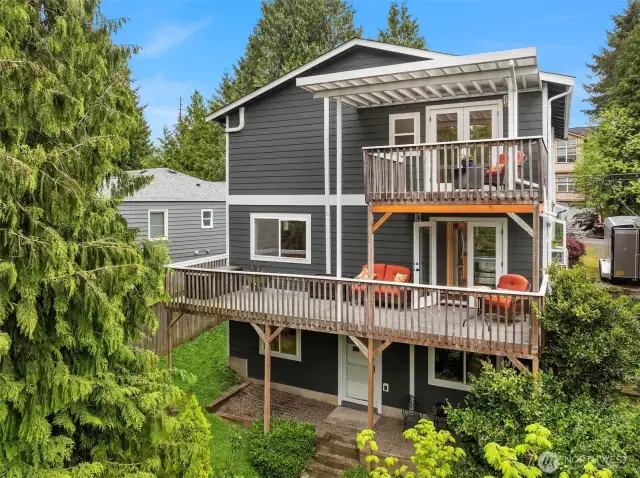 Enjoy a peaceful retreat with easy access to Seattle, fantastic restaurants, shopping at The Junction and White Center, and endless outdoor activities at Alki Beach, Lincoln Park, and the 4.2 miles of trails at Longfellow Creek.