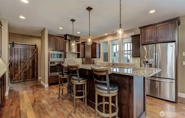 Beautiful kitchen, made for entertaining!