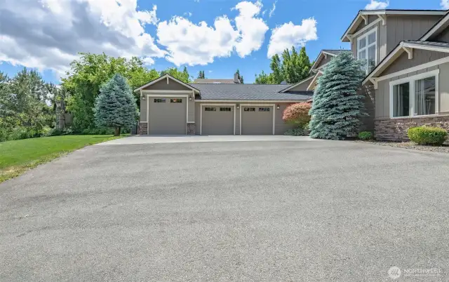Plenty of parking, including an RV bay in 3 car garincluding an oversizedage
