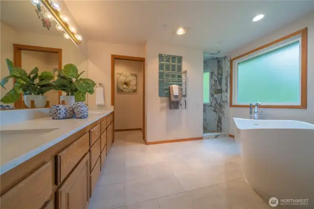 Luxurious ensuite bath with soaking tub, walk-in shower heated towel bar and more!