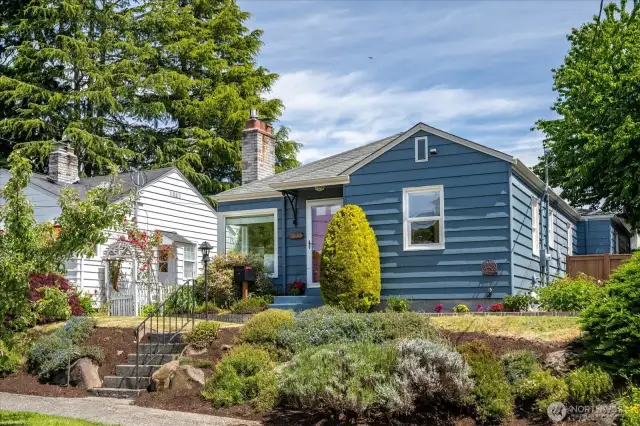 Home is situated on a quiet street with vibrant neighbors! Minutes to Larsen's baker, and other top hot spots! 2 minutes away is the Microsoft connector! Top-rated Seattle schools and in the heart of it all! Welcome home!