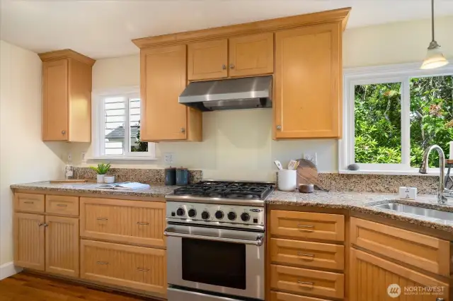 Modern cabinetry and sparkling stainless steel appliances!