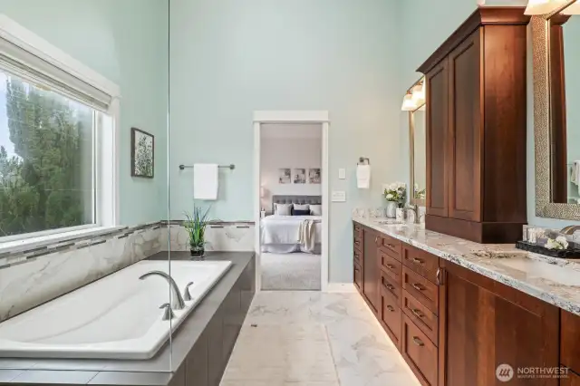 Updated primary 5-piece ensuite with marble floors.
