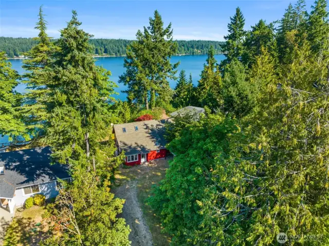 nice long driveway w room for guests