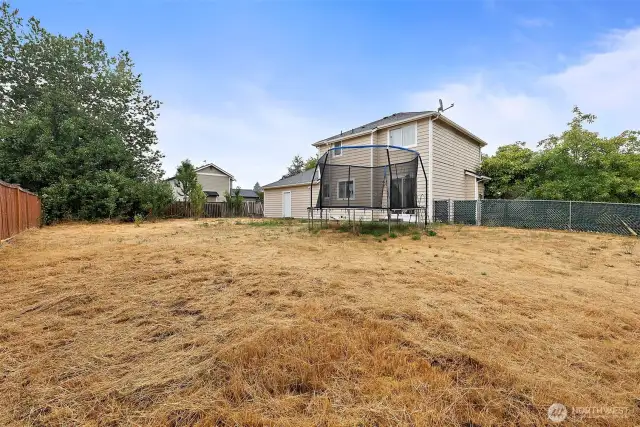 LARGE Fully-fenced Backyard!!