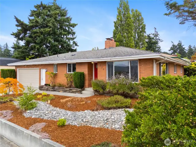 One-story home in a prime Oak Harbor location with quick access to NAS Whidbey, shopping, and restaurants.