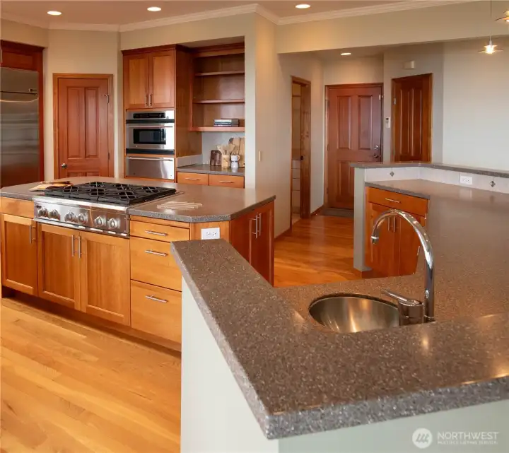 Oversized island with eating bar and dedicated sink