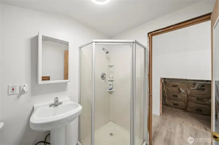 Studio 3/4 bathroom