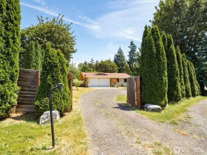 An electronic gate for optimal privacy