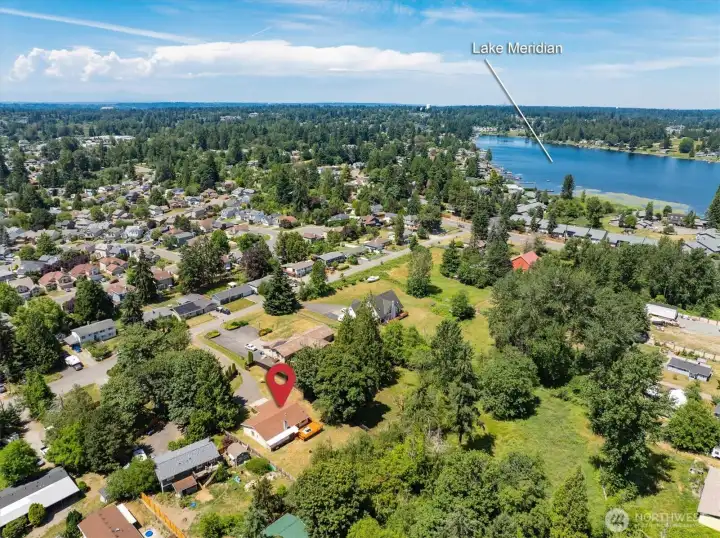 A 3 minute drive to Lake Meridian Park.