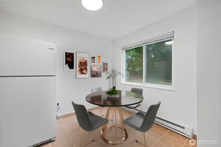 Large space to put your table i front of the window