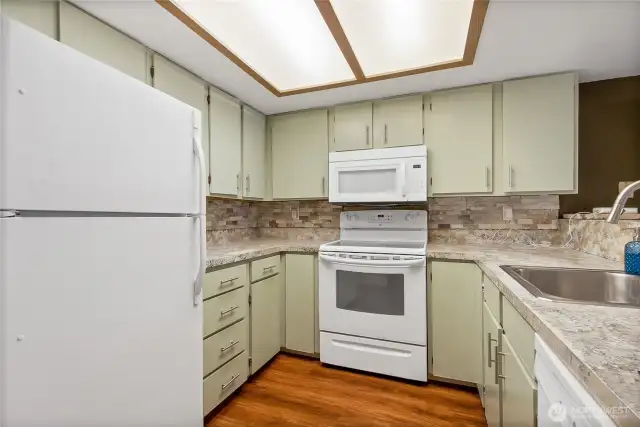 Kitchen, Frig stays