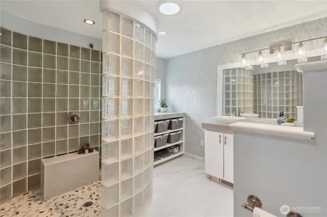 2nd Primary ensuite bath