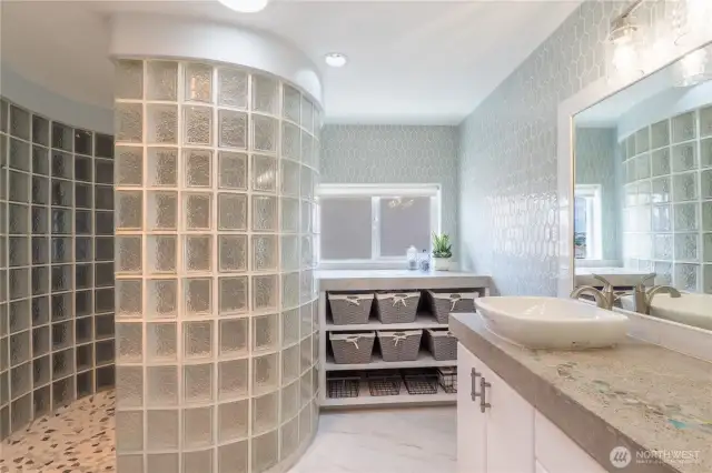 2nd Primary ensuite bath
