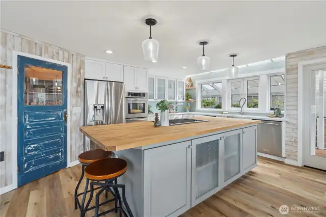 Chef's Kitchen w/walk-in pantry
