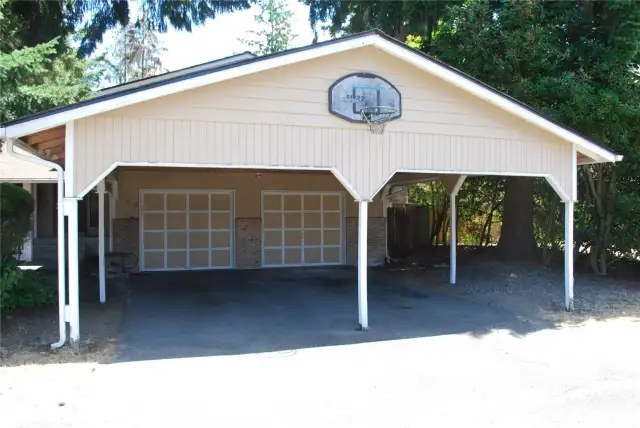 1,659 sqft, 3 bed, 2.5 bath, tri-level, all nestled on a large corner lot in south hill Puyallup. Location provides access to shopping, services, YMCA, Hwy 512, JBLM, and the Sounder train. Generous 2-car garage (easy to remove wall) and a 2-car carport makes it perfect for extra vehicles or hobby space.