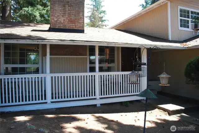 1,659 sqft, 3 bed, 2.5 bath, tri-level, covered front porch all nestled on a large corner lot in south hill Puyallup. Location provides access to shopping, services, YMCA, Hwy 512, JBLM, and the Sounder train.