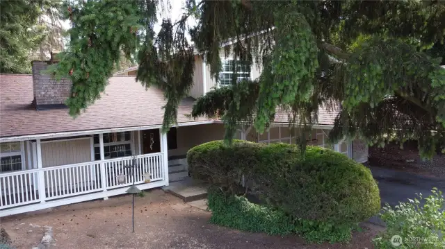 1,659 sqft, 3 bed, 2.5 bath, tri-level, with covered front porch all nestled on a large corner lot in south hill Puyallup. Location provides access to shopping, services, YMCA, Hwy 512, JBLM, and the Sounder train.