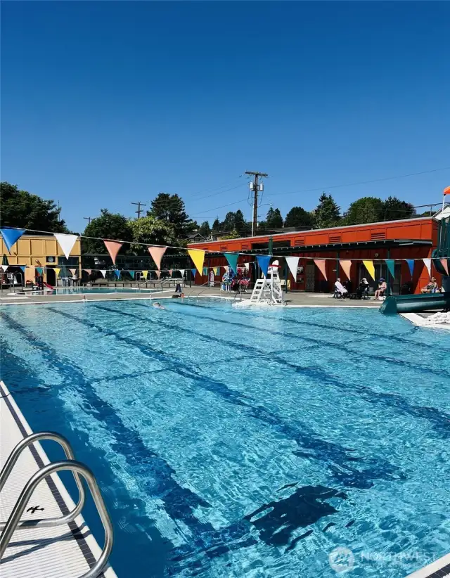 A few blocks away from the Magnolia Mounger Community pool.