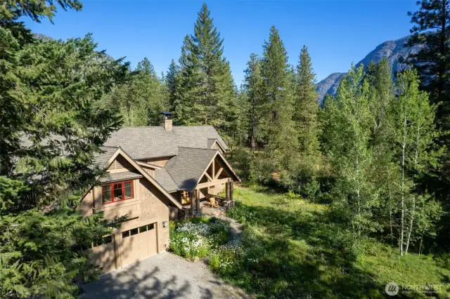 Nestled at the forest’s edge with Goat Wall rising in the distance, this luxury home offers stunning alpine views and direct access to Mazama’s year-round outdoor lifestyle.