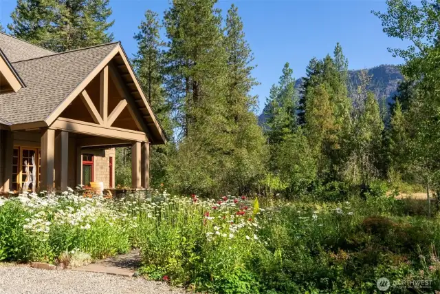 A refined retreat steps from Mazama Store, trailheads, and heli-skiing adventures.