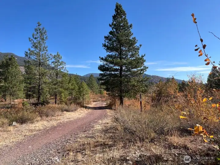 A refined retreat steps from Mazama Store, trailheads, and heli-skiing adventures.