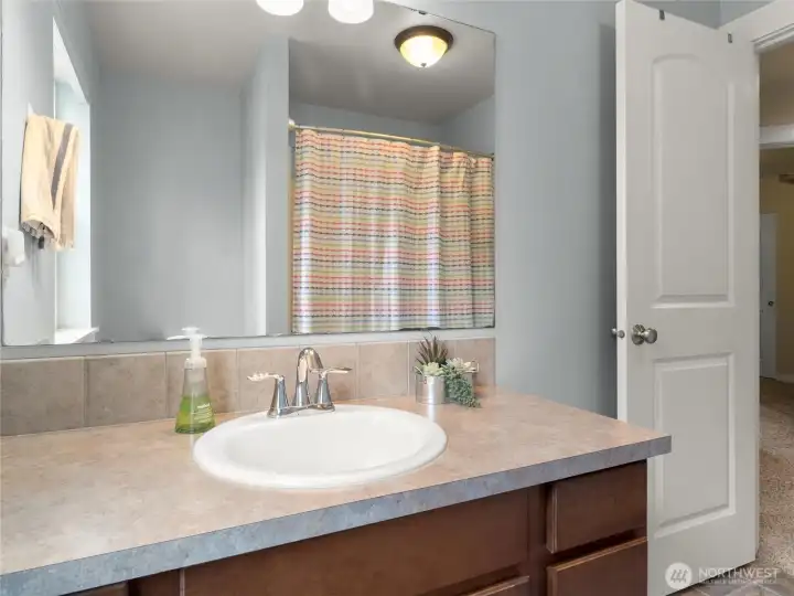 2nd floor full guest bathroom