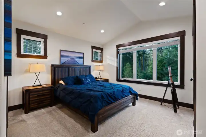 Upper level bed/bath ensuite