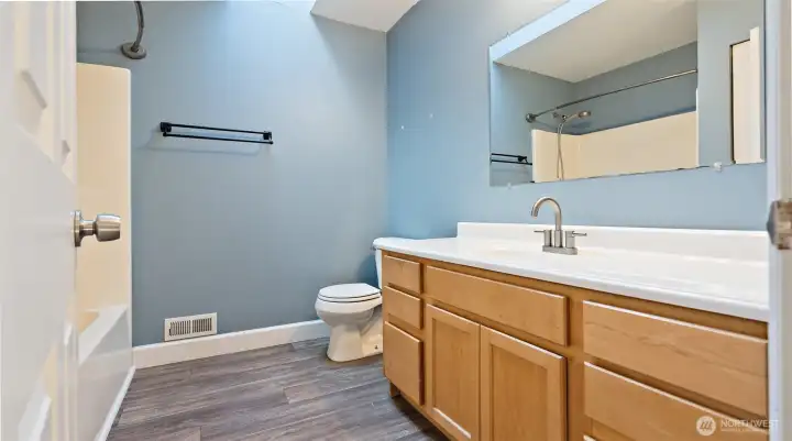 Full en suite bath off primary bedroom