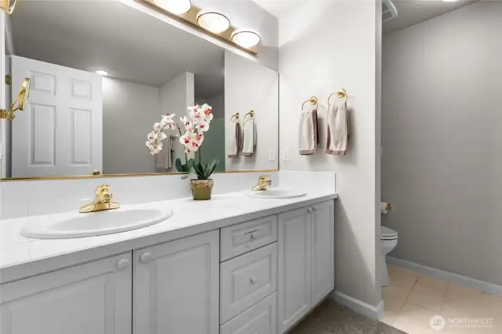 5 pc full bath in primary