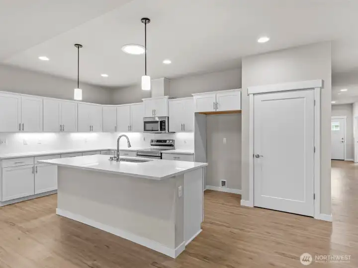 Great sized kitchen with beautiful cabinets and quartz counters.