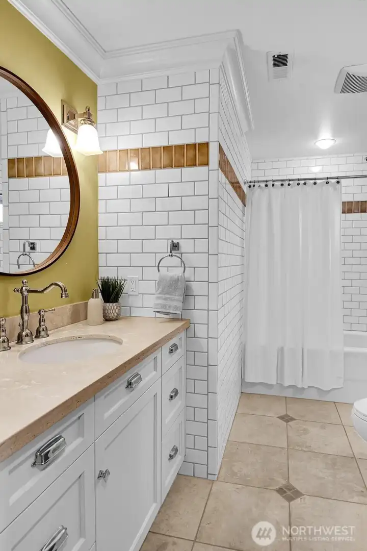 The second of two full bathrooms in the hallway of the upper level