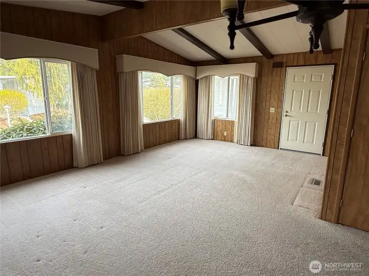 Living room w/vaulted ceilings