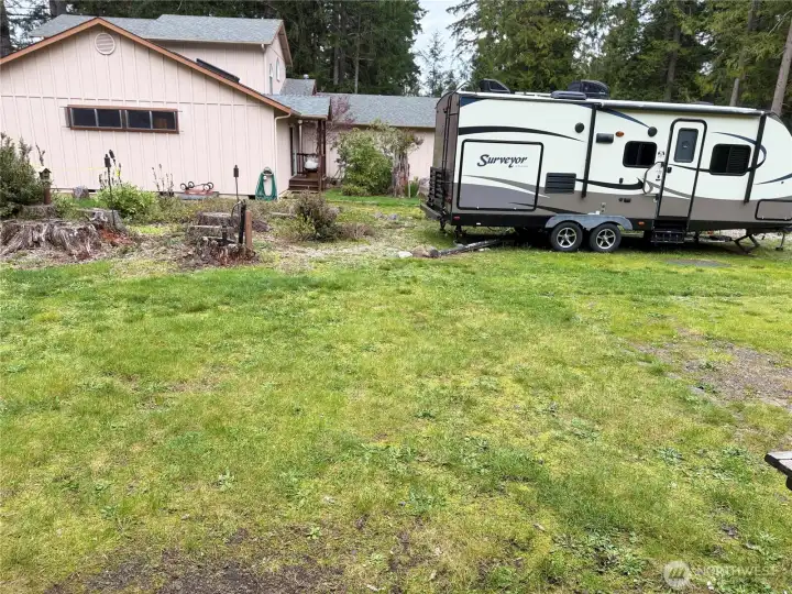 Flat lot! U shaped driveway.