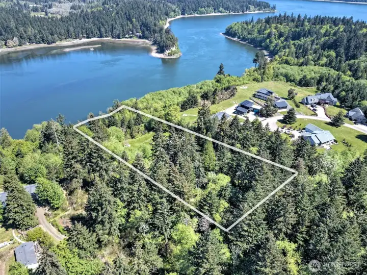 Nice big parcel right on Hammersley Inlet!