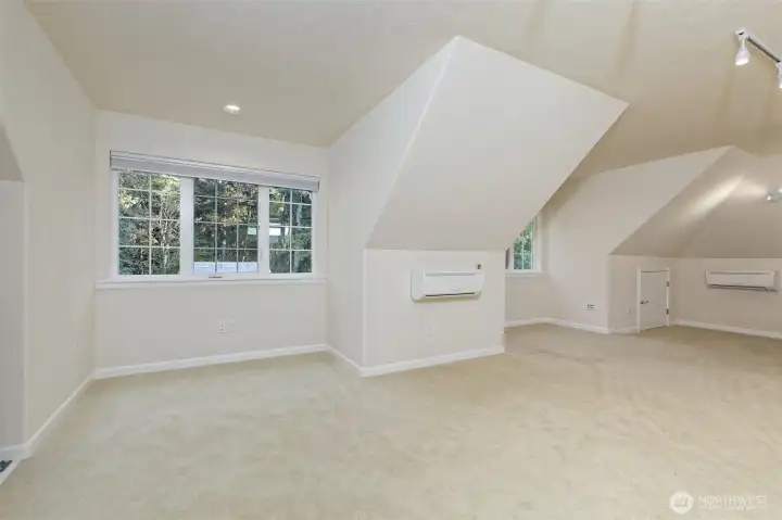 Look at this fantastic space in the 3rd floor! Excellent for your hobby room, with all the natural light that floods this room!