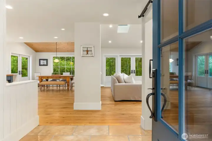 Welcome to this light and bright home!