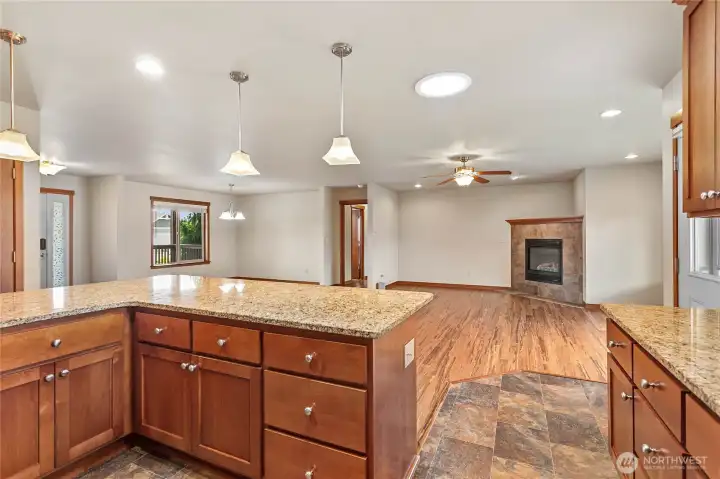 Open and bright floorplan. Open and bright floorplan.