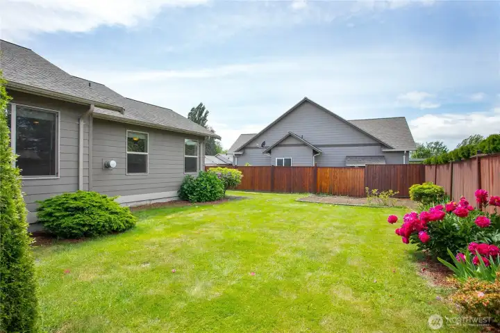 Large level lawn area. Large level lawn area.