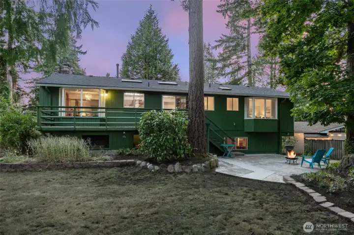 Welcome to this charming mid-century modern gem!