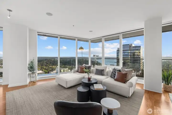Continuous full-length windows create a sweeping panorama. Continuous full-length windows create a sweeping panorama.