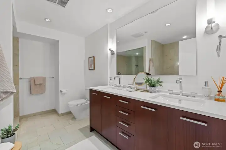 En-suite 5-piece primary bath with dual sinks & ample storage. En-suite 5-piece primary bath with dual sinks & ample storage.