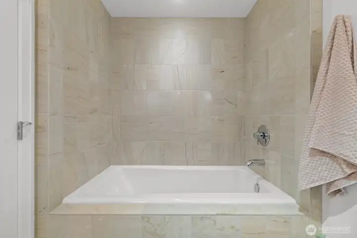 Sumptuous soaking tub, too! Sumptuous soaking tub, too!