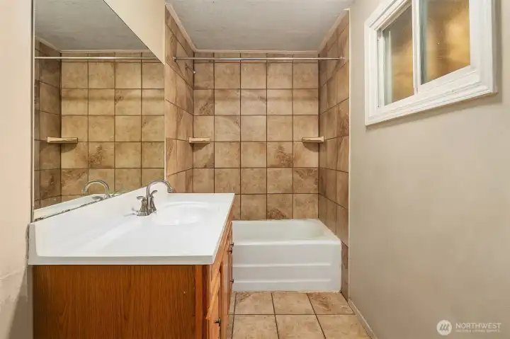 Downstairs full bathroom in hallway between living room and kitchen. Downstairs full bathroom in hallway between living room and kitchen.