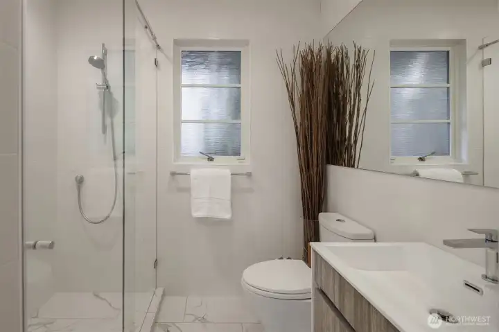 Main floor en-suite bathroom. Main floor en-suite bathroom.