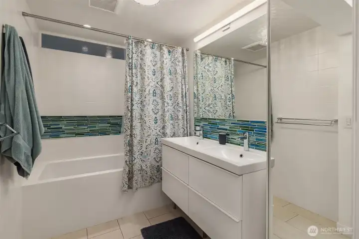 Lower level bath. Lower level bath.