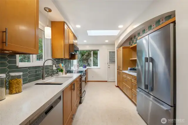 Modern kitchen w/ access to back patio