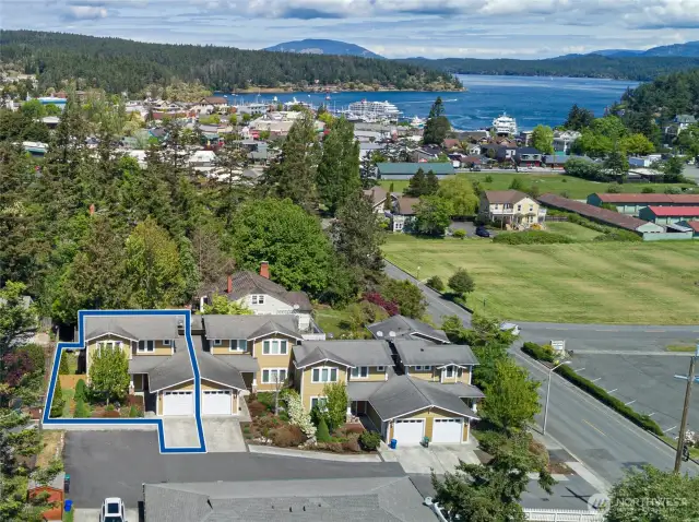 Located in Town near schools, ferry, tennis/pball court, shops